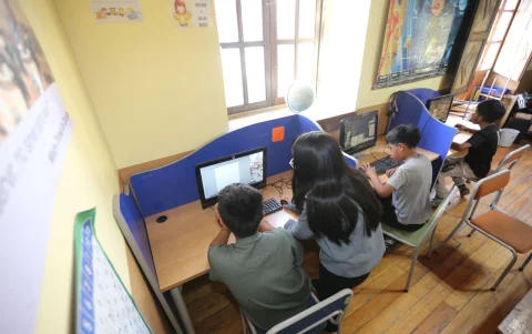 Fundación Casa Victoria en San Roque, Quito, brinda educación, música y acompañamiento a niños del sector.