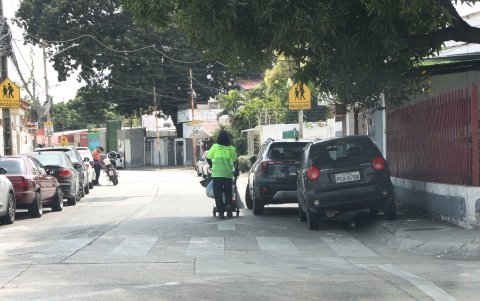 Moradores piden que los nuevos locales que se instalan en la ciudadela piensen en cubrir la demanda de parqueos.