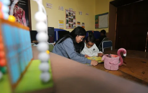 Maite Agualsaca regresó a Casa Victoria como voluntaria para acompañar a niños del programa Sembrando Esperanza.