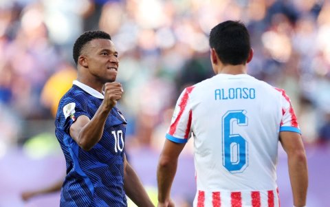 Kylian Mbappé y Junior Alonso tuvieron un roce en el partido.