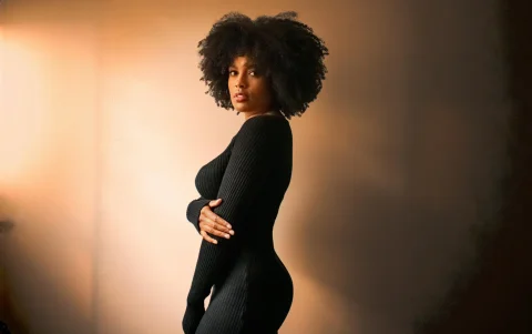 Promueve la afroestética como una expresión de identidad, libertad y orgullo por sus raíces.