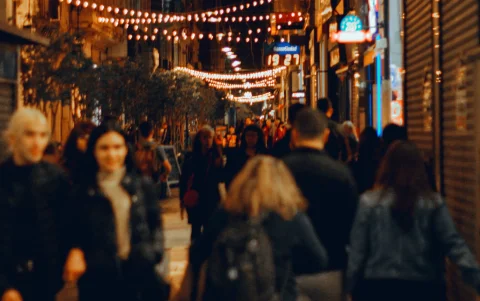 Cada vez más personas trasladan sus actividades a la noche para evitar las altas temperaturas provocadas por las olas de calor.