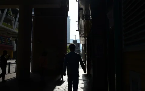 Con la caída del sol, parques y espacios públicos vuelven a llenarse de personas que buscan un respiro del calor extremo.