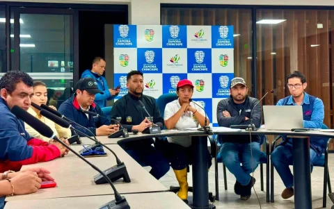 Equipos de rescate buscan desaparecidos mientras autoridades evalúan necesidades de familias afectadas.