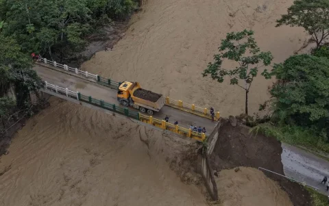 Dos colaboradores fallecieron durante evacuaciones mientras continúa la búsqueda de Panchi.