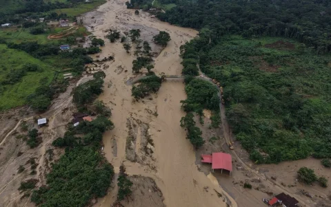 Autoridades de Gobierno se mantiene en la zona afectada tras el desbordamiento del río.
