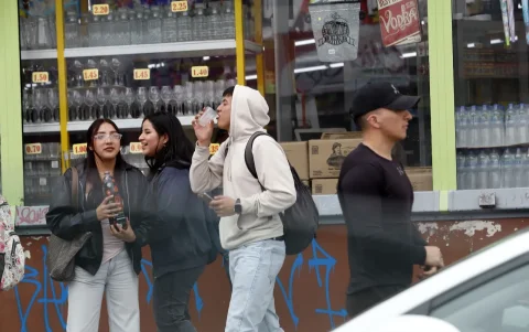 Estudiantes consumen bebidas alcohólicas en las aceras, una problemática que incrementa riesgos de inseguridad y conflictos cerca de universidades.