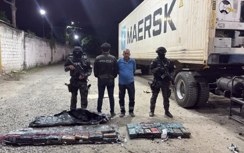 Policía decomisó 64 kilos de cocaína en Guayaquil durante un operativo contra el narcotráfico.