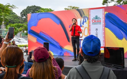 Hua Hong, cantando canciones de Julio Jaramillo.