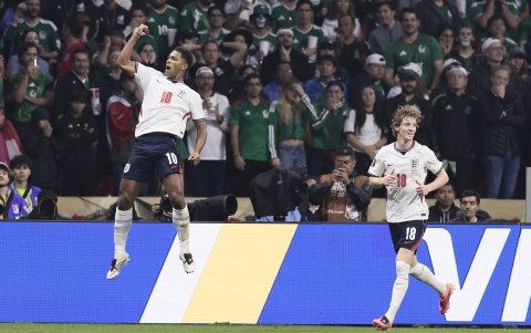Jude Bellingham (i) celebra uno de sus dos goles este en un partido de los octavos de final del Mundial de la FIFA 2026 entre México e Inglaterra en el estadio Azteca en la Ciudad de México