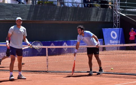 Los finalistas del Challenger de Quito, Matheus Pucinelli (i) y Hernán Casanova, sonríen tras una jugada del partido.