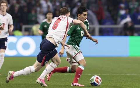Gilberto Mora (d) de México disputa el balón con Elliot Anderson de Inglaterra.