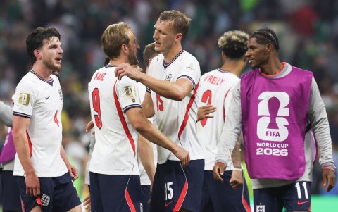 Jugadores de Inglaterra celebran al finalizar un partido por los octavos de final del Mundial de la FIFA 2026 ante México en el estadio Azteca.