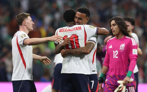 Jugadores de Inglaterra festejan su clasificación a Cuartos de final en el Azteca.