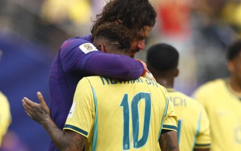 El arquero Alisson Becker consuela a Neymar tras la derrota de Brasil ante Noruega en el Mundial 2026.