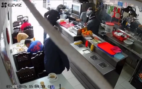 Las cámaras de seguridad captaron el momento en que dos delincuentes armados asaltaron un restaurante del norte de Quito.