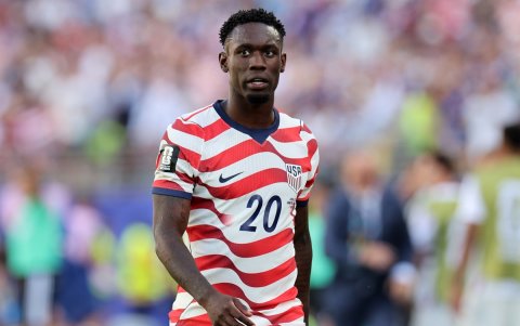 Folarin Balogun, de EE.UU., abandona el campo tras recibir una tarjeta roja durante el partido del Mundial 2026 ante Bosnia y Herzegovina