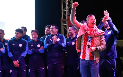 El presidente de Paraguay, Santiago Peña (dcha), durante la recepción a la selección de Paraguay en el Aeropuerto Internacional Silvio Pettirossi