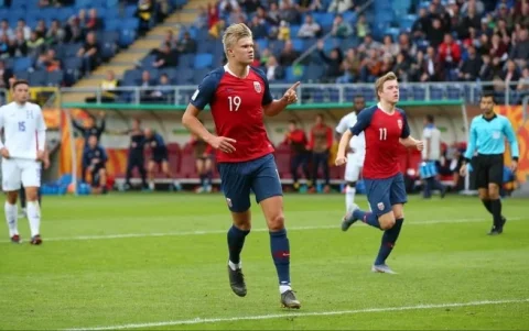 Erling Haaland jugando en un partido para el Mundial sub 20