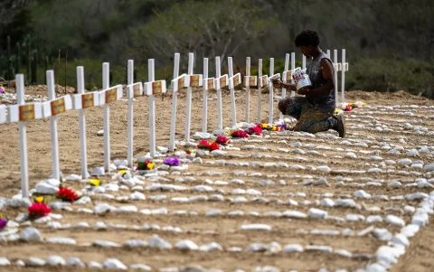 Un trabajador pinta tumbas para víctimas no identificadas del terremoto del 24 de junio en el cementerio La Esperanza en Catia La Mar, estado La Guaira, al noreste de Caracas, el 5 de julio de 2026.