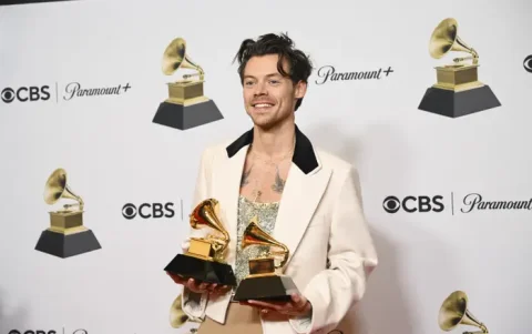 Harry Styles con premios Grammys en 2023