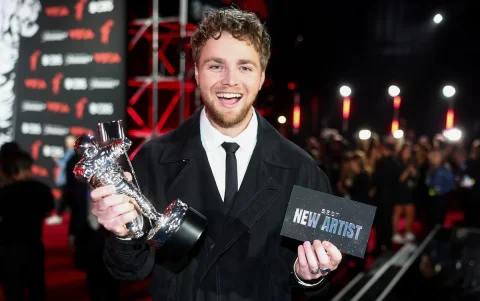 Alex Warren gana la nominación de artista del año en las premiaciones de MTV