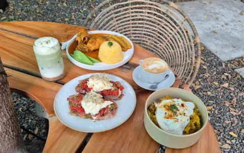 Dentro de su menú destacan platos como el tigrillo y el seco de pollo.