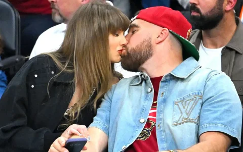 Taylor Swift y Travis Kelce en un partido de la NBA