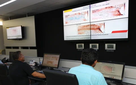Referencial.Técnicos monitorean datos climáticos en Ecuador como parte de la campaña de prevención de incendios ante el fenómeno de El Niño.