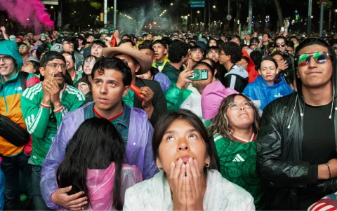 Aficionados de México reaccionan en el Angel de la Independencia el 5 de julio, durante un partido por los octavos de final del Mundial de la FIFA 2026.