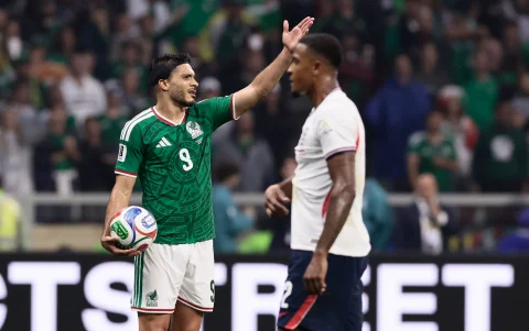 Raúl Jiménez (i) reclama en el partido de México vs. Inglaterra, donde se consumó la eliminación del cuadro azteca..
