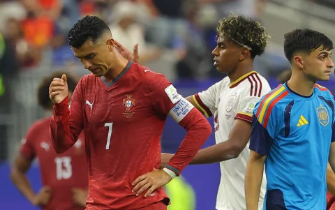 Cristiano Ronaldo es consolado por Lamine Yamal (d), tras la derrota de Portugal ante España.