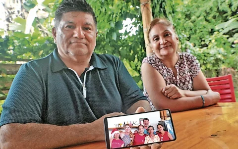 Amigos. Ivo Nowak y Gisela Sarmiento sostienen una foto del recuerdo junto a Monika Silva y otras personas cercanas.