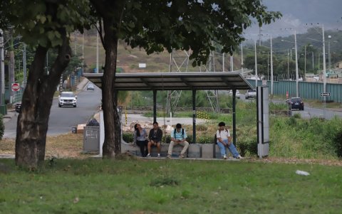 Espera. Los moradores muchas veces deben guardar demasiado tiempo para poder tomar un autobús. Se temen robos en esos puntos