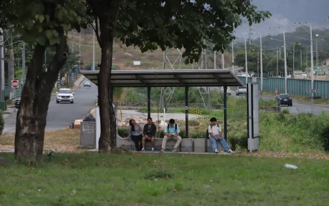 Espera. Los moradores muchas veces deben guardar demasiado tiempo para poder tomar un bus, ahí se registran robos.