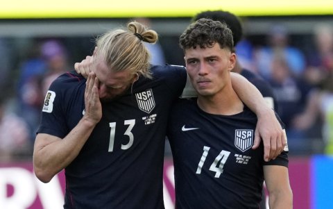 Tim Ream (izq.) y Sebastian Berhalter de Estados Unidos se consuelan mutuamente tras la derrota de Estados Unidos ante Bélgica