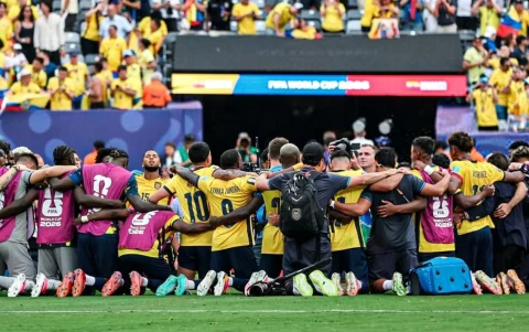 La selección de Ecuador durante el descanso del partido de dieciseisavos de final del Mundial 2026.