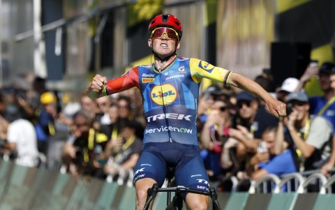 El danés Mads Pedersen celebra la victoria en la cuarta etapa con final en Foix, del Tour de Francia 2026.