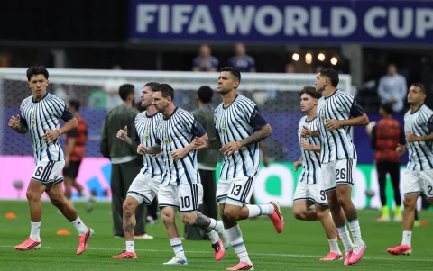 Lionel Messi (c) lidera a la selección argentina en el Mundial 2026.