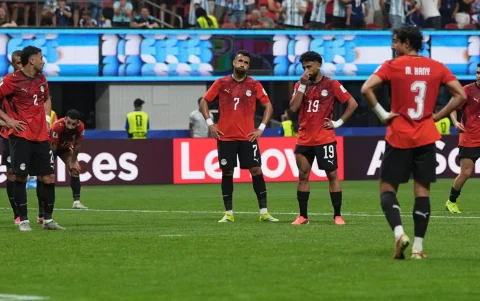 Jugadores de Egipto lamentan la eliminación del Mundial 2026 ante Argentina.