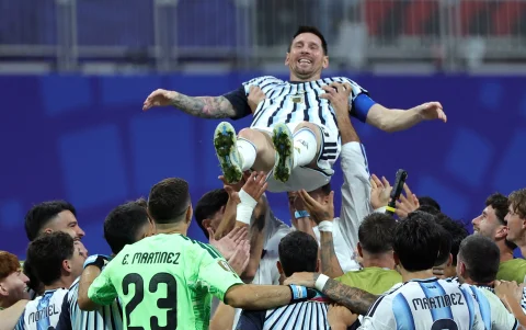 Jugadores de la selección argentina le rinden a Lionel Messi tras la remontada 3-2 ante Egipto.