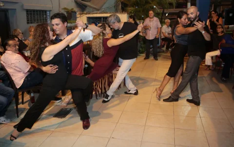 Iniciación. Profesores de tango enseñarán, sin costo, los pasos básicos a quienes deseen sumarse por primera vez a la pista.