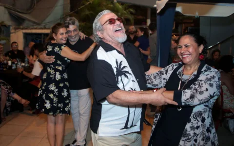 Compás. Al ritmo del tango, la Plazoleta Ceibos, situada en el noroeste de Guayaquil, se llena de parejas que bailan, ríen y hacen suyo el espacio público.