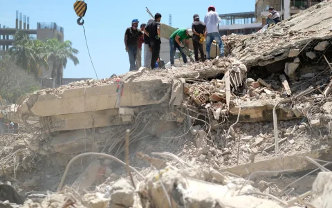 Voluntarios trabajan en la remoción de escombros del doble terremoto de magnitud 7,2 y 7,5 ocurrido el pasado 24 de Junio, este martes en La Guaira (Venezuela).