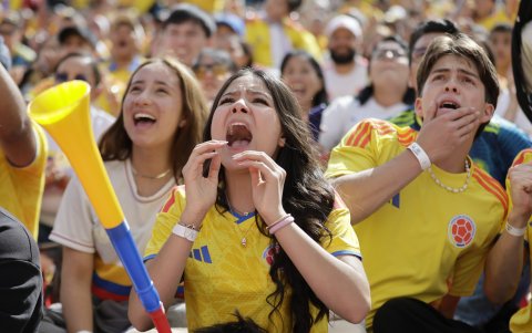 Aficionados de Colombia se lamentaron durante la transmisión del partido en Bogotá (Colombia).