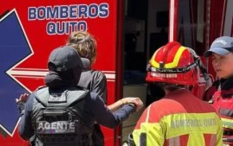 Bomberos y Policía Nacional acudieron al Centro Histórico para atender a la mujer que denunció haber permanecido retenida contra su voluntad.