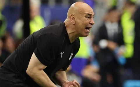 Hossam Hassan, DT de Egipto, reacciona durante el partido de octavos del Mundial 2026