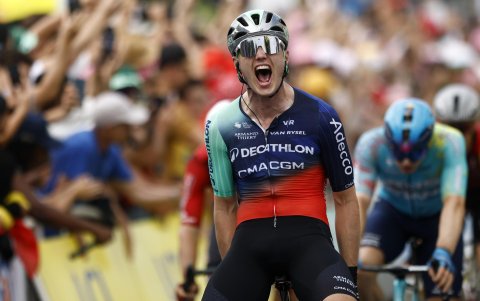 El neerlandés Olav Kooij sorprendió a los grandes favoritos con una victoria en el primer 'sprint' del Tour de Francia.