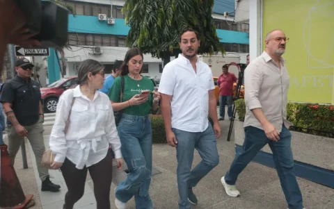 Fiorella Icaza, esposa de Aquiles Álvarez, llegó a la clínica del sur de Guayaquil para conocer el estado de salud del alcalde, quien fue trasladado de emergencia desde la cárcel El Encuentro.
