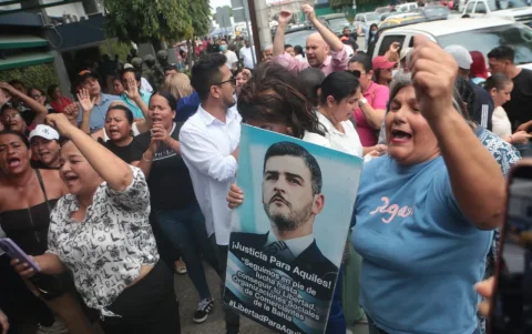Simpatizantes de Aquiles Álvarez se concentraron en los exteriores de la clínica para expresar su respaldo mientras el alcalde recibe atención médica bajo custodia policial y militar.
